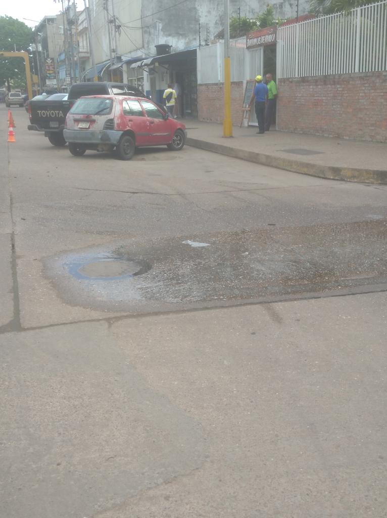Derrame de aguas negras en pleno centro del pueblo, en la esquina del antiguo Comedor Popular "Pablo Botello" esto tiene ya varias semanas, por aquí pasa a diario el gobernador y otras autoridades, eso no tiene ninguna importancia para ellos <a href="/CaraotaDigital/">Caraota Digital</a>