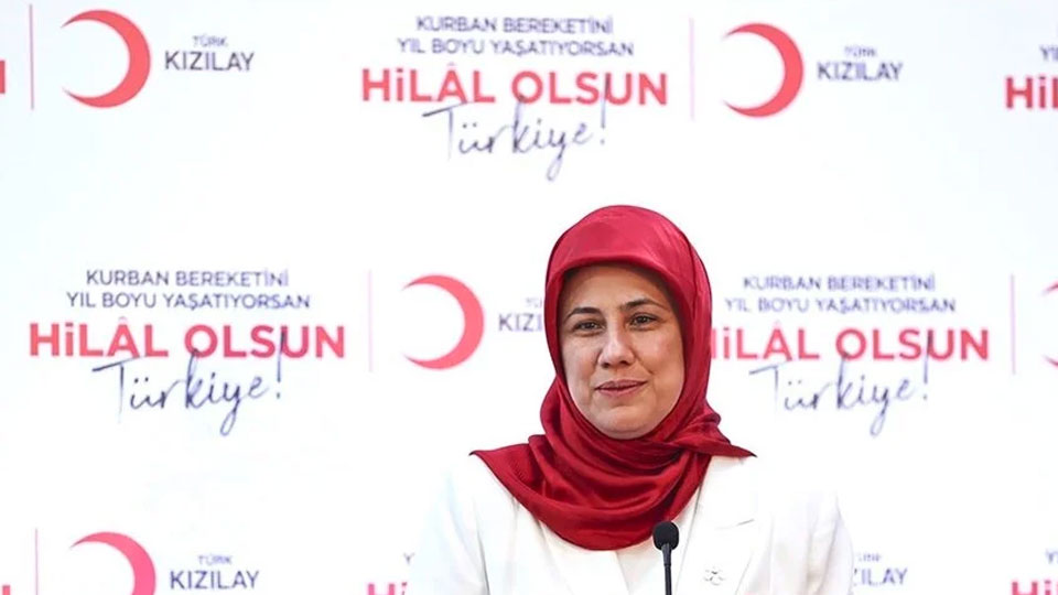 BirGun_Gazetesi's tweet photo. Kızılay şimdi de Menzilciye emanet 

Kerem Kınık'ın istifasının ardından olağanüstü kongreye kadar vekaleten Kızılay Başkanlığı koltuğuna oturan Fatma Meriç Yılmaz’ın Menzil Cemaati’ne mensup olduğu biliniyor

https://t.co/m51OrGQM4i https://t.co/XV5SP1yEgJ