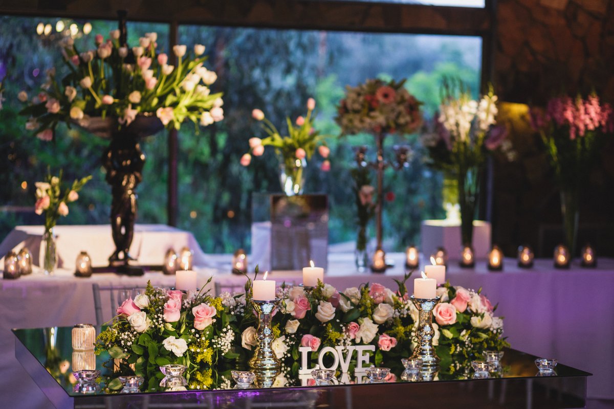 La mantelería blanca es una opción atemporal que nunca pasa de moda y que se adapta a cualquier estilo de boda. Es el color por excelencia para las bodas, ya que simboliza la pureza, la inocencia y la paz. 

#bodas #decoraciondebodas #manteleriablanca #eventos #CasonaSanJose