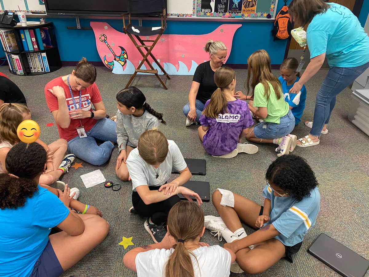 ThatSciLady's tweet photo. @BESTexans 5th gr learns how to make bruises in Theater https://t.co/teH39ghYl2
