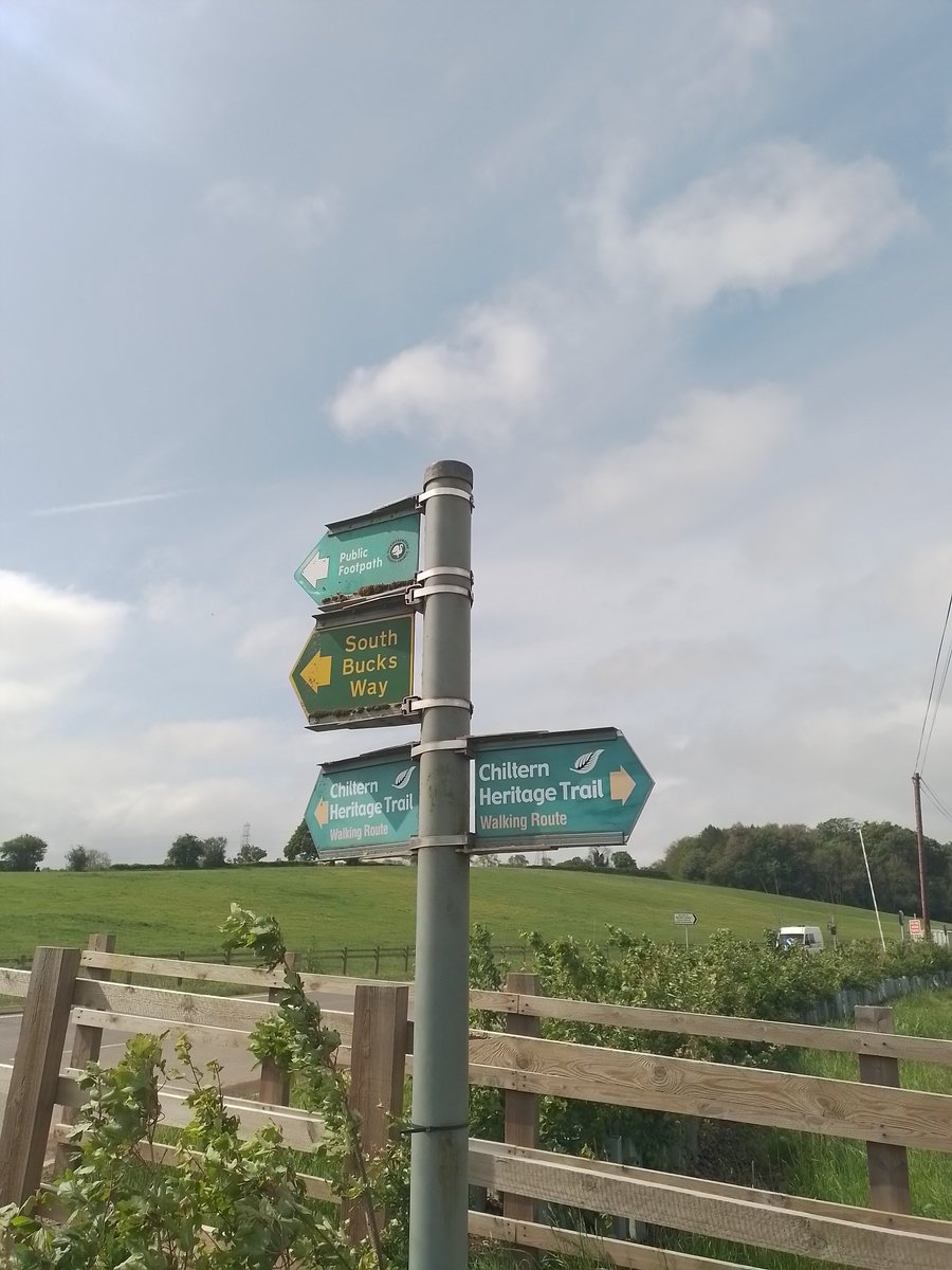 Spot of sunshine on the South Bucks Way 🌥
<a href="/FingerpostFri/">Fingerpost Friday</a>  #FingerpostFriday