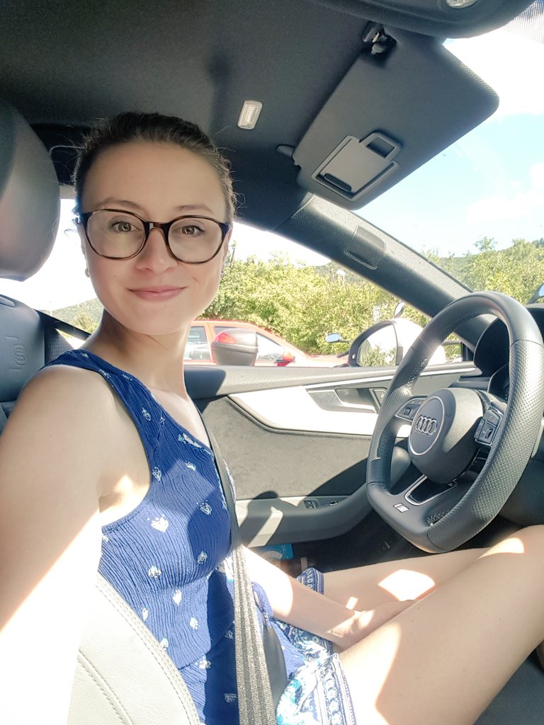 Lisat89133876's tweet photo. Da ich nicht mehr in der Lage bin mich umzuziehen, habe ich ein paar Bilder rausgesucht auf denen ich etwas blaues trage. Auf den Bildern war etwa 5 Jahre jünger und ich dachte mein Leben wird doch noch gut, bis mich ein schwerer crash bettlägerig gemacht hat
 #MEAwarenessDay https://t.co/BZd0odpTtN