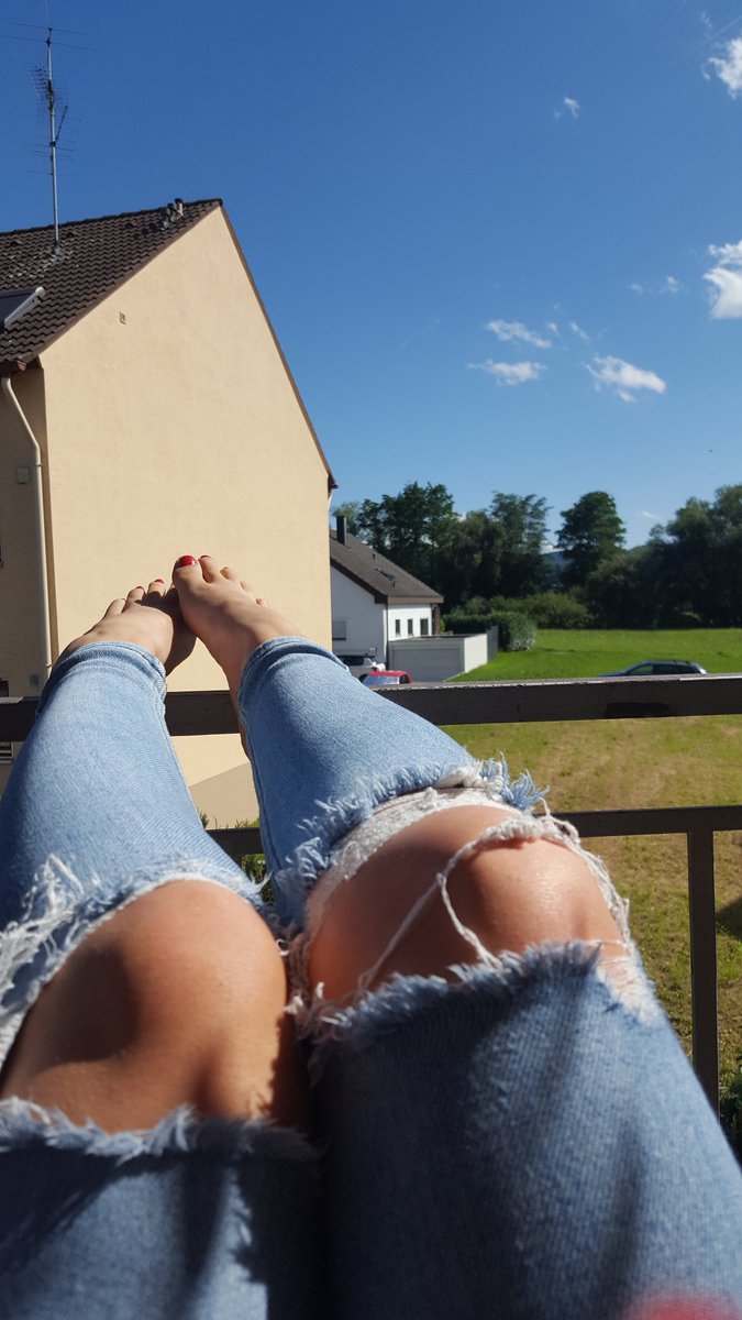 Lisat89133876's tweet photo. Da ich nicht mehr in der Lage bin mich umzuziehen, habe ich ein paar Bilder rausgesucht auf denen ich etwas blaues trage. Auf den Bildern war etwa 5 Jahre jünger und ich dachte mein Leben wird doch noch gut, bis mich ein schwerer crash bettlägerig gemacht hat
 #MEAwarenessDay https://t.co/BZd0odpTtN