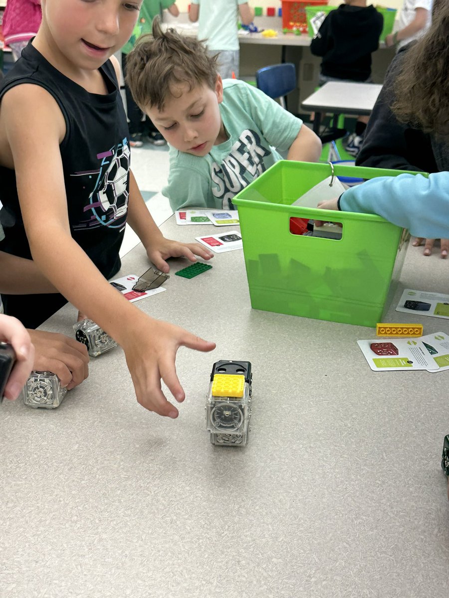 2mackattack's tweet image. How many ways can you code?  
📱🤖🦾Our 🐊’s design algorithms to make their robots move and groove!  #HTPSLearnerSuccess #Futureready #Supercoders #littleengineers @HowellTwpGrnvl