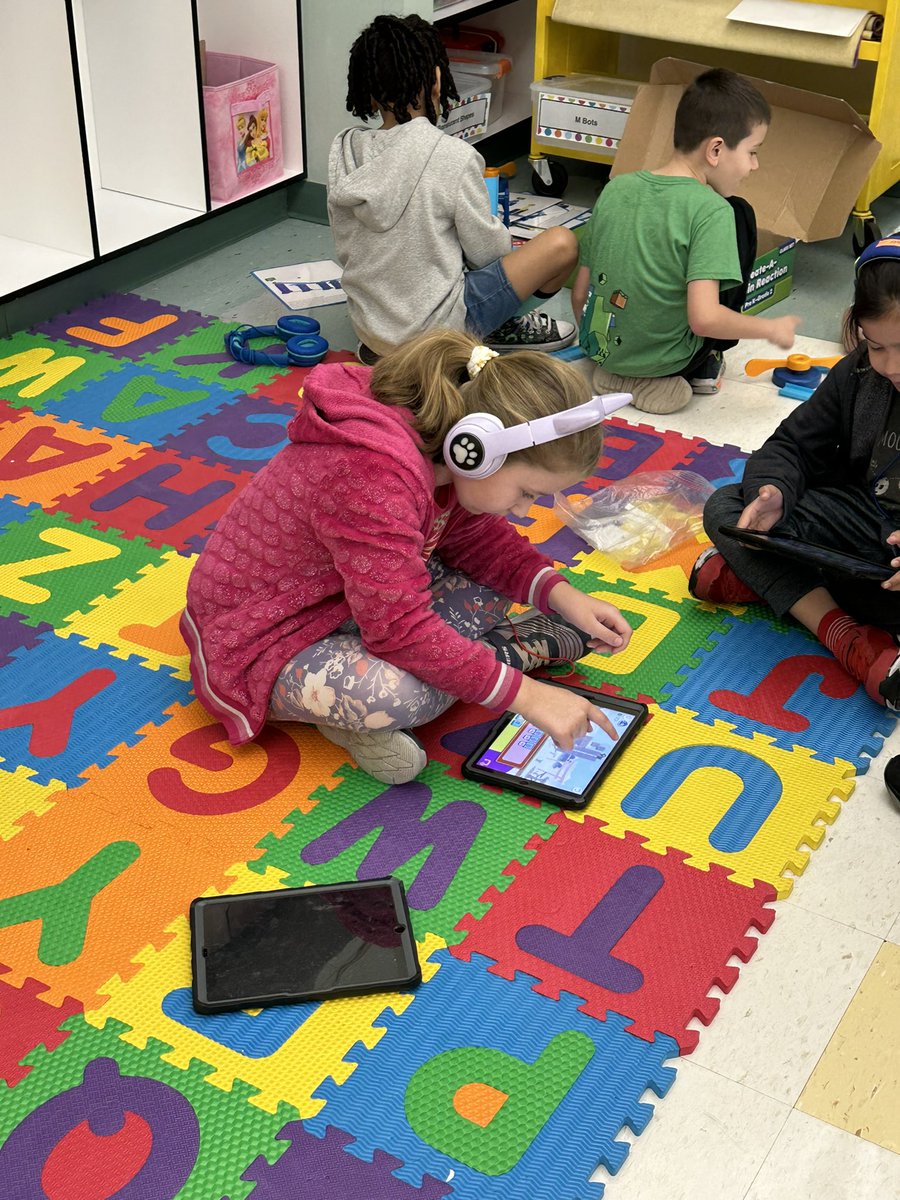 2mackattack's tweet image. How many ways can you code?  
📱🤖🦾Our 🐊’s design algorithms to make their robots move and groove!  #HTPSLearnerSuccess #Futureready #Supercoders #littleengineers @HowellTwpGrnvl