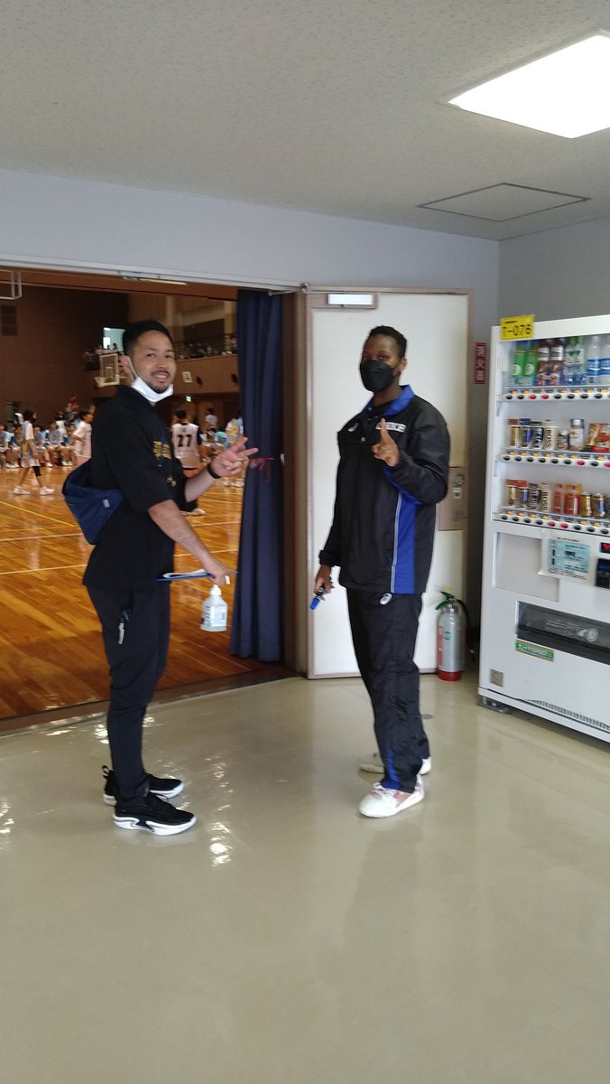T_ANDOH_Enjoy's tweet photo. 先週の #桜花カップ
#SportsIntersection の #翁長明弘 くん🏀
その節はありがとう😆!!
コーチ業ってほんとうに大変だと思うけど、とてもステキな仕事だと思います✨
#桜花学園 の1年生、ディバイン選手は翁長くんのチームのOG。
来ますよ👍
要チェックや✐
#バスケ
#ジュニア
#女子バスケ
#埼玉県 https://t.co/UhQoksLC4S