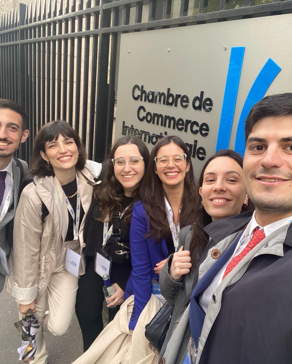RRII_DerechoUBA's tweet photo. CAMPEONES EN PARIS 🏆
El equipo de la Facultad de Derecho de la UBA ganó ayer la 18ava edición del Concours d'Arbitrage International de París al superar a la U. de Versalles (Francia) en la gran final. https://t.co/BYUykVfpNa