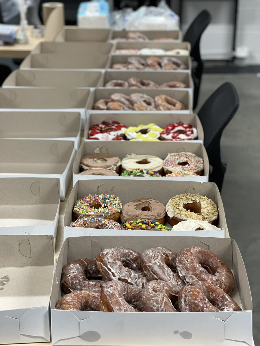 A quick morning treat for our associate family 🍩😋

<a href="/charlesatlowes/">charlesatlowes</a> @AprilCASM <a href="/IsaacatLowes/">Isaac Wakefield</a> @AlexStempovschi <a href="/HR_KristenS/">Kristen Stumpf</a>