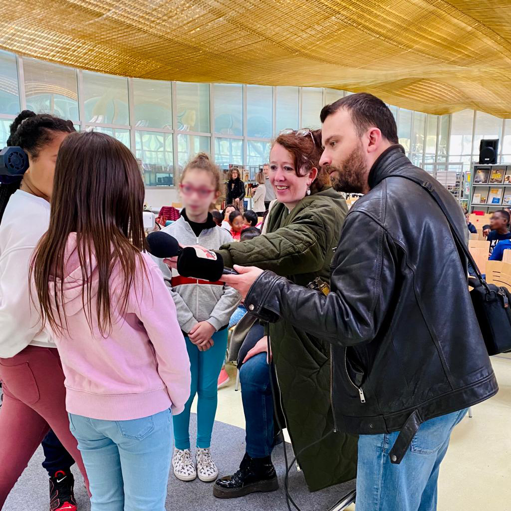 ÉDUCATION AUX MÉDIAS
Atelier journalisme pour les élèves des écoles Diderot &amp; Charles Chevalier en partenariat avec Canopé. Au programme : échanges avec 3 journalistes professionnels locaux &amp; simulation d'une conférence de presse.
Bravo à eux !

#atelierjournalisme #canopé
