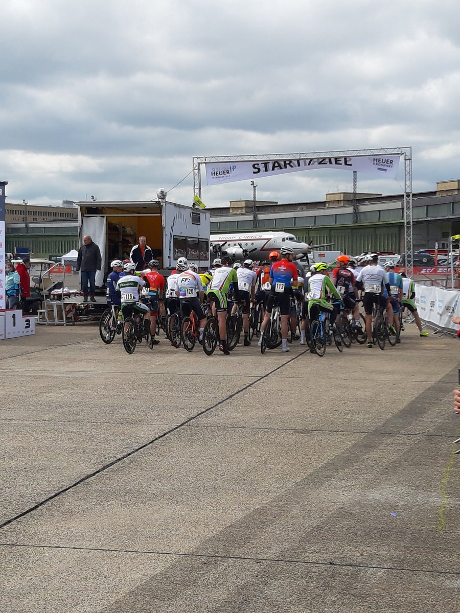 Wo der Radsport auf Geschichte trifft. Tempelhof war einer der Hauptschauplätze der Berliner Luftbrücke, die am 12. Mai 1949 endete und wo wir heute Radrennen am "Rosinenbomber" fahren.