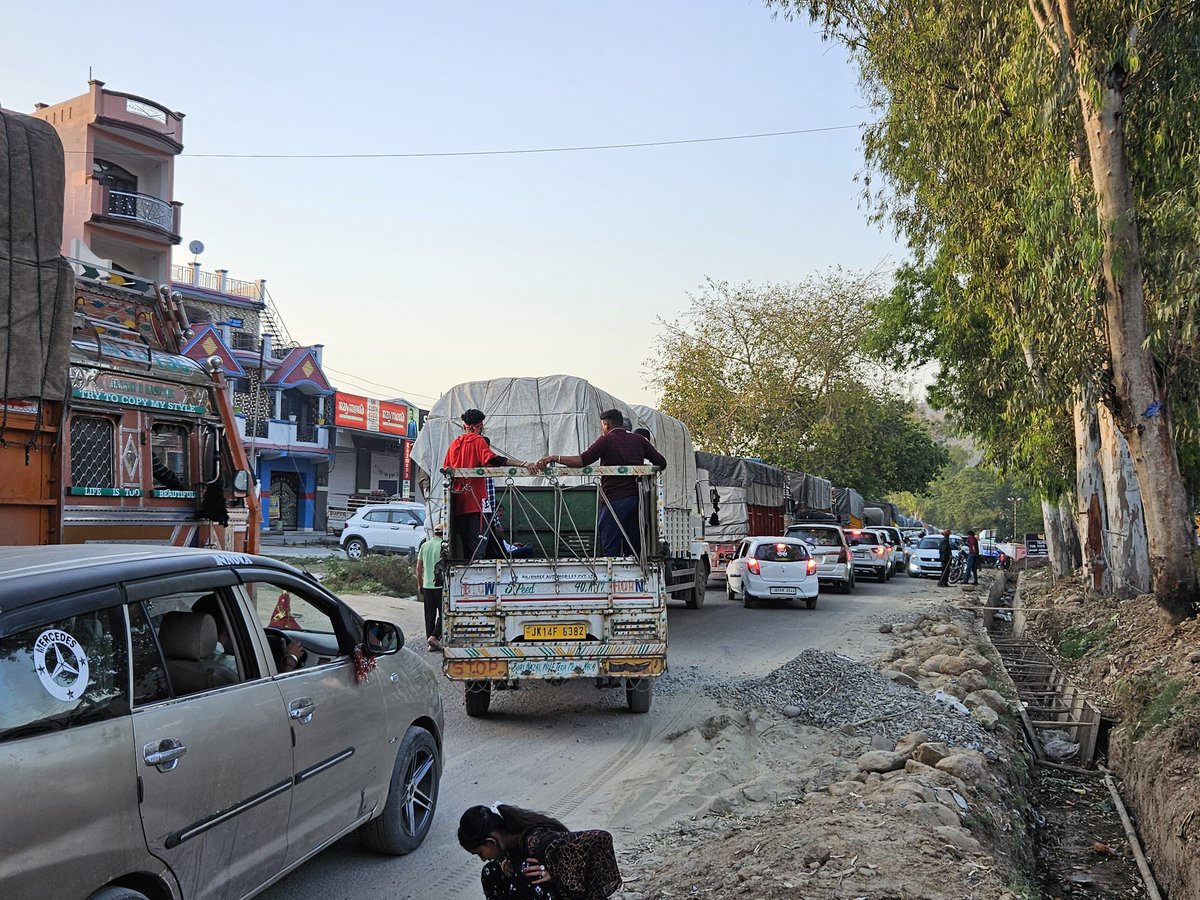 ArvindS75's tweet photo. Huge Traffic Jam Battal Manwal Statehighway @udhadm https://t.co/ZwWtb7zXAT