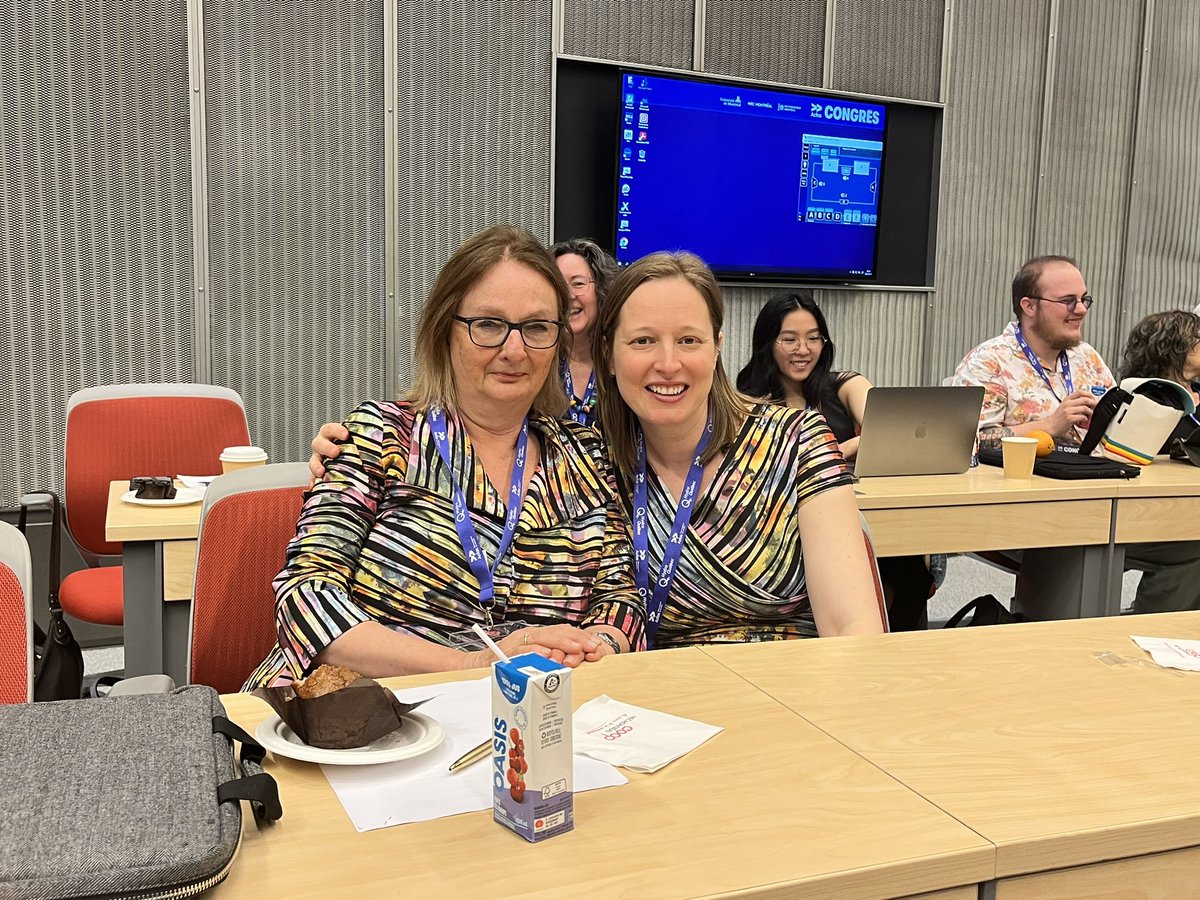 Day 2 at <a href="/_Acfas/">Acfas</a>! 

Matching outfits for <a href="/Krista_BH/">Dr. Krista Byers-Heinlein</a> and Dr. Poulin-Dubois ⬇️