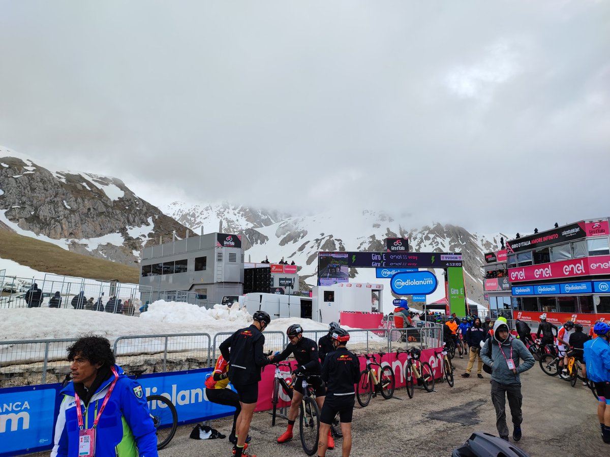 Gran Sasso v čudovitem majskem vremenu. Močan veter, zmrznjen dež in temperature okrog ničle. Zeblo bo na #GirodItalia.