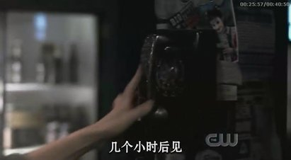 ElementsCC3's tweet photo. 美劇《邪惡力量》第二季第六集中就給出了國產劇走向世界的最好佐證:一個角色打了公用電話後把電話放在聽筒上,這時電話的背景牆上赫然出現了《還珠格格》中“小燕子”的海報 #evilforces https://t.co/JXzAsAKlNH