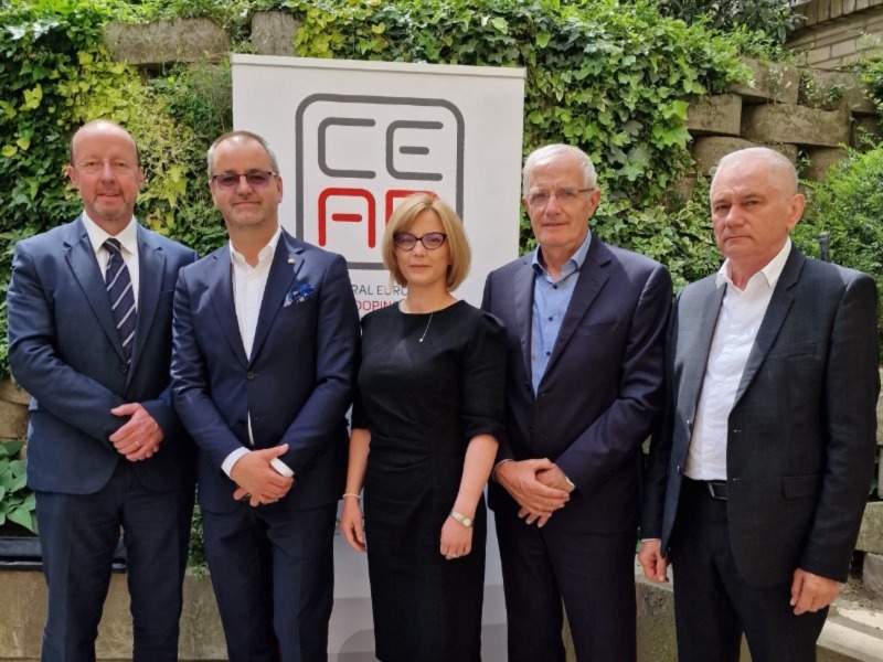 POLADA_official's tweet photo. W Bratysławie zakończyło się dwudniowe spotkanie @CE_AntiDoping. Na miejscu był dyrektor #POLADA
9. członkiem #CEADO została Rumuńska Agencja Antydopingowa!
Na kolejną, 4-letnią kadencję #CEADO wybrano: przewodniczącym Michaela Cepica, wiceprzewodniczącym Janko Dvoršaka. https://t.co/DxOrz1220s
