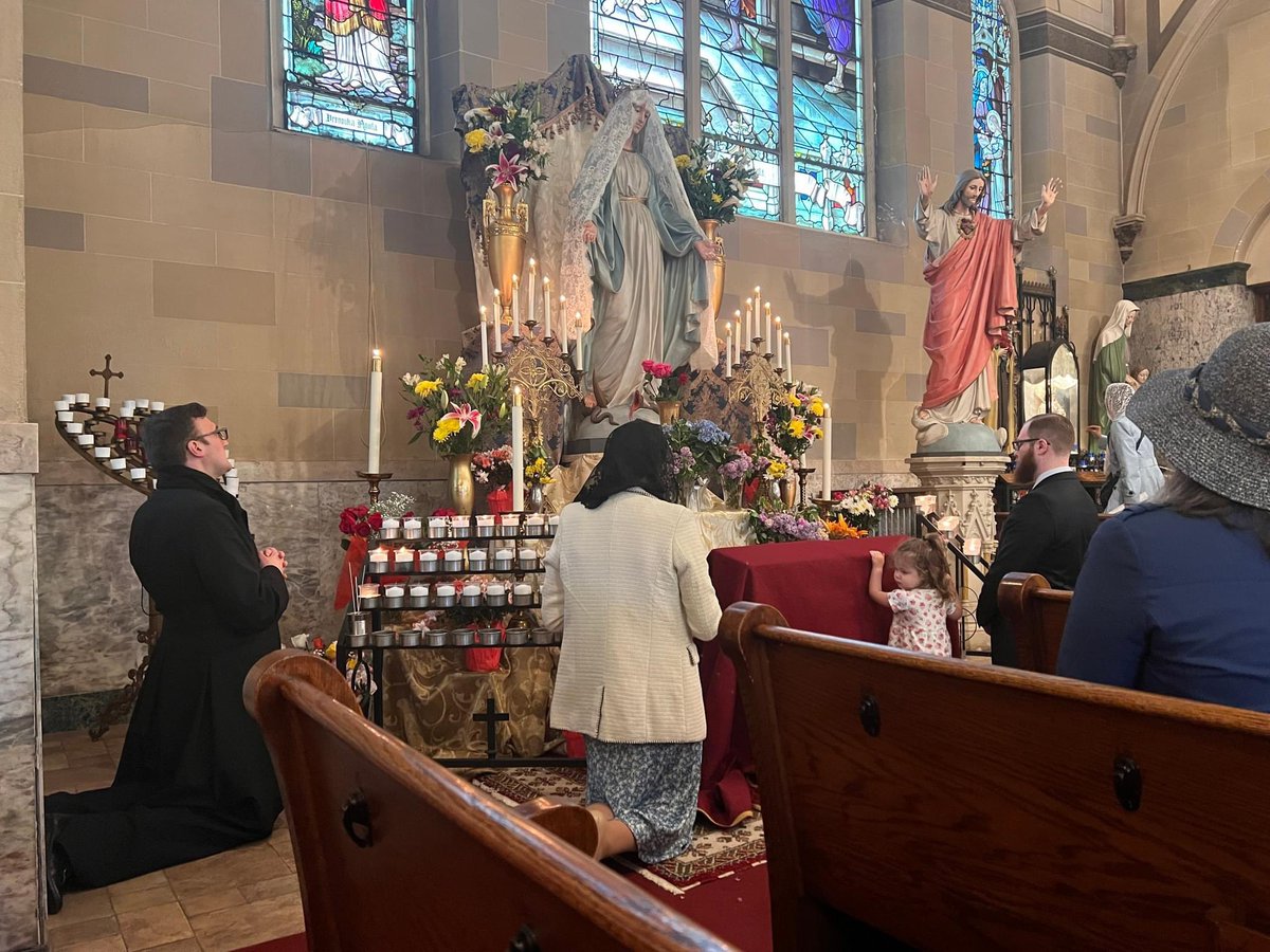 May Crowning and procession at the Institute’s apostolate in Bridgeport, CT, Sts. Cyril and Methodius Oratory

#MonthOfMary 💙 #May

#ICKSP