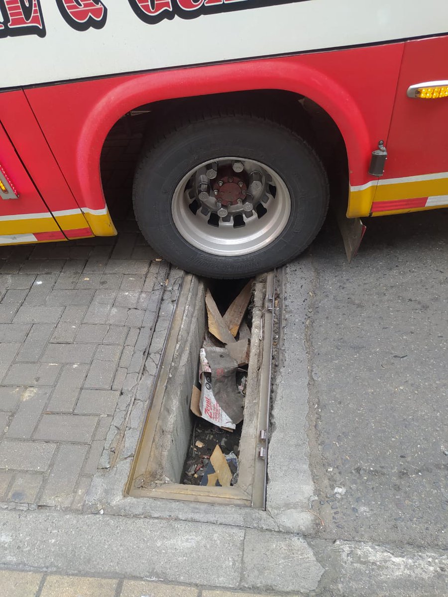 acuariotv's tweet photo. La comunidad de la zona céntrica de Rionegro nos reporta el robo de las rejilllas de esta alcantarilla - ubicada en la esquina de la sede de la Asocomunal, hueco que podría convertirse en un peligro para quienes circulan por allí 

#ReporteCiudadano #OrienteAntioqueño https://t.co/mbArjZOder