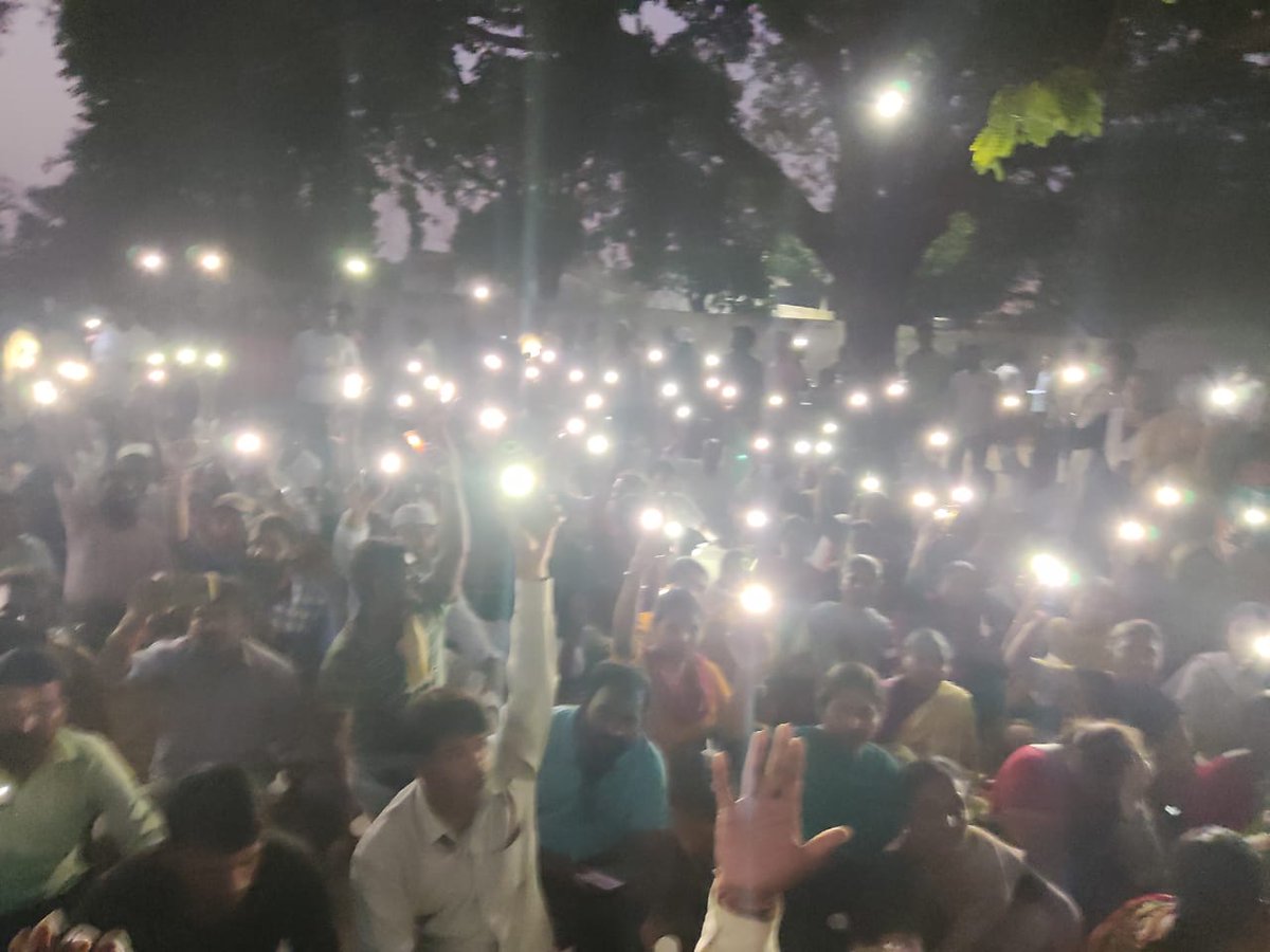 jpsmahabubabad's tweet photo. జూనియర్ పంచాయతీ కార్యదర్శి భైరి సోని గారికి క్రొవ్వొత్తులతో నివాళులు అర్పిస్తున్న రాష్ట్ర వ్యాప్తంగా తరలివచ్చిన జెపియస్/ఓపియస్ లు.
#JusticeforSony #JPSRegularisation https://t.co/cnQTcAwGa3