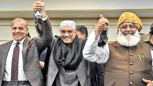 EngShahbazAhmad's tweet photo. پی ڈی ایم اور خصوصاً ن لیگ کے جغادری لکھاری ہمیشہ اپنی قیادت کی بینڈ بجانے میں ماہر ہیں، ہر وقت جلی کٹی سناتے ہیں، PM سے استعفی مانگتے ہیں وزیر داخلہ کو طعنے دیتے ہیں مگر مجال ہے کبھی بندیال کے خلاف کھل کر بولتے ہوں، کبھی بندیال کے خلاف ٹرینڈ چلایا ہو یا ٹرینڈ کو ��روموٹ کیا ��و۔
بھائی یہ مل کر کام کرنے کا وقت ہے، پارٹی کو مضبوط کرنے کا وقت ہے، اپنی لیڈر شپ پر اعتماد کرنے کا وقت ہے۔
آپ سب مل کر ٹویٹر سنبھالیں اور حکومت کو مضبوط کریں۔ PDM کی مضبوطی میں ملکی سلامتی ہے۔
اللہ پاکستان کی حفاظت کرے