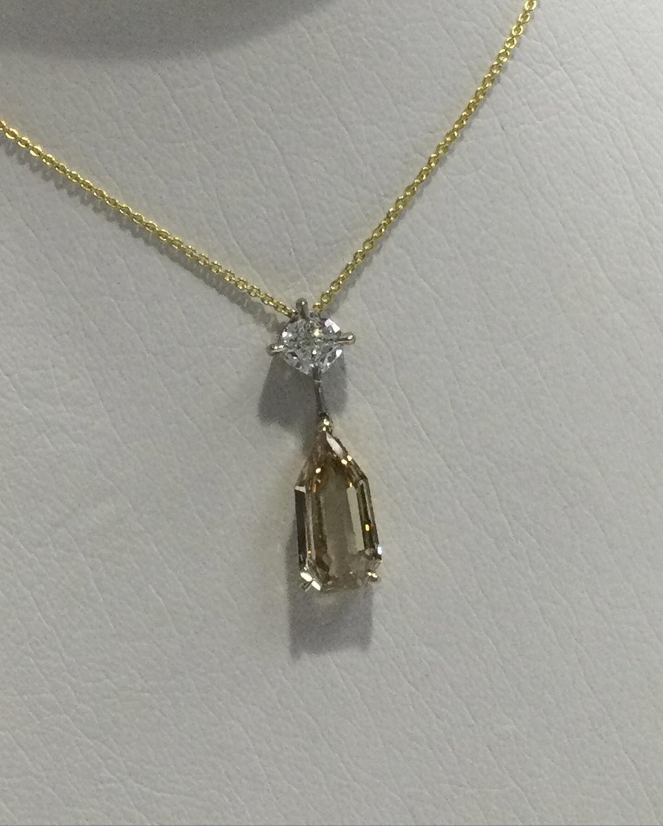 ericross12's tweet photo. Looking for something a bit different?

This beautiful diamond #pendant contains a Heptagon cut fancy colour diamond weighing 1.76ct with a Cushion cut #diamond weighing 0.50ct set above. 

Contact us for more details 

#hattongarden https://t.co/80kyXOyYTh