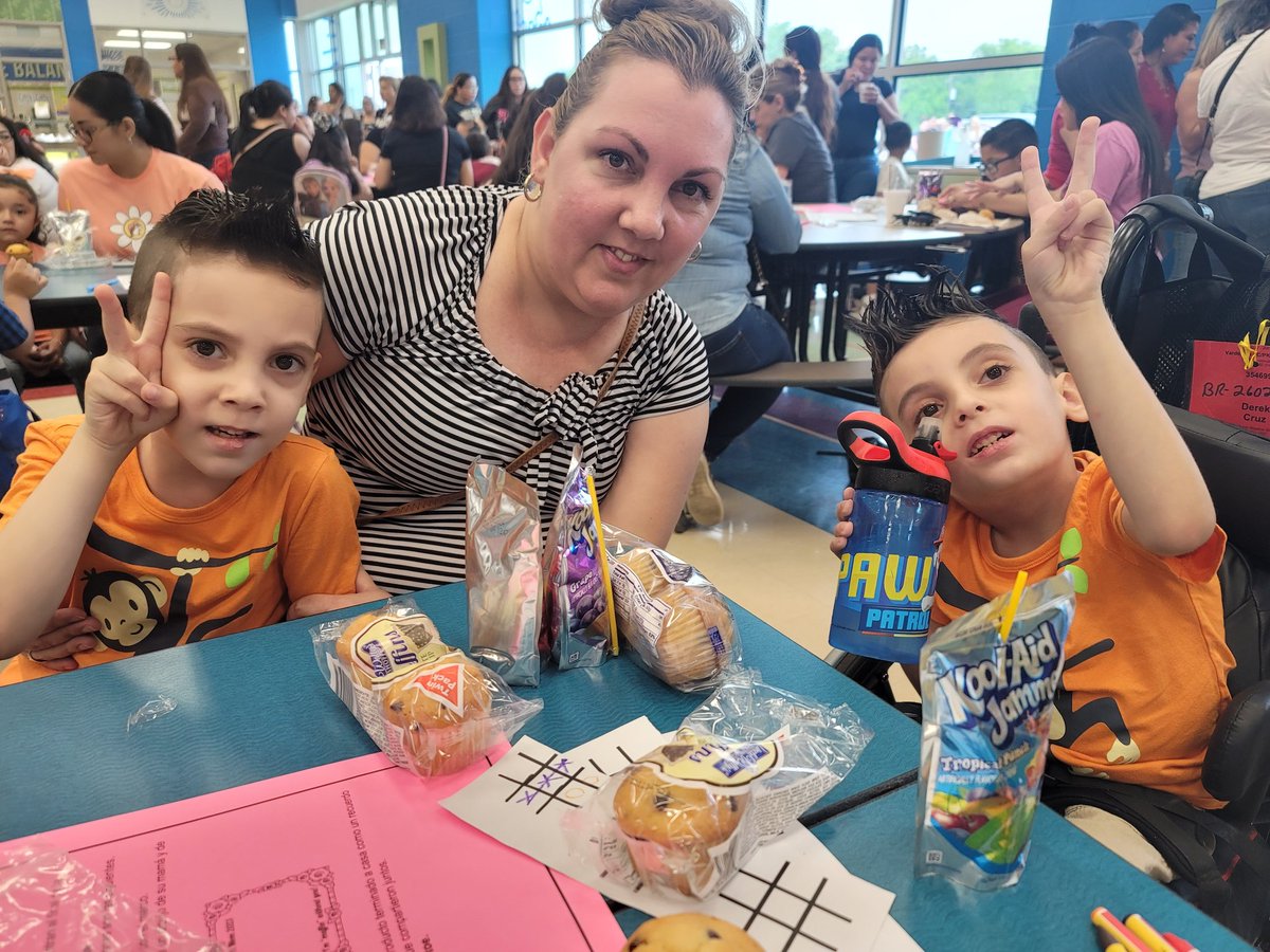rrwitchet's tweet image. Muffins with mom was a success... I love seeing all of My Parents out and about. Thank you @Vardeman_AISD @Primary_AISD @AldineISD @aldinesped 
#funners #MyBabies #MyParents #AldineConnected #PowerofPrimary #powerofearlychildhood
