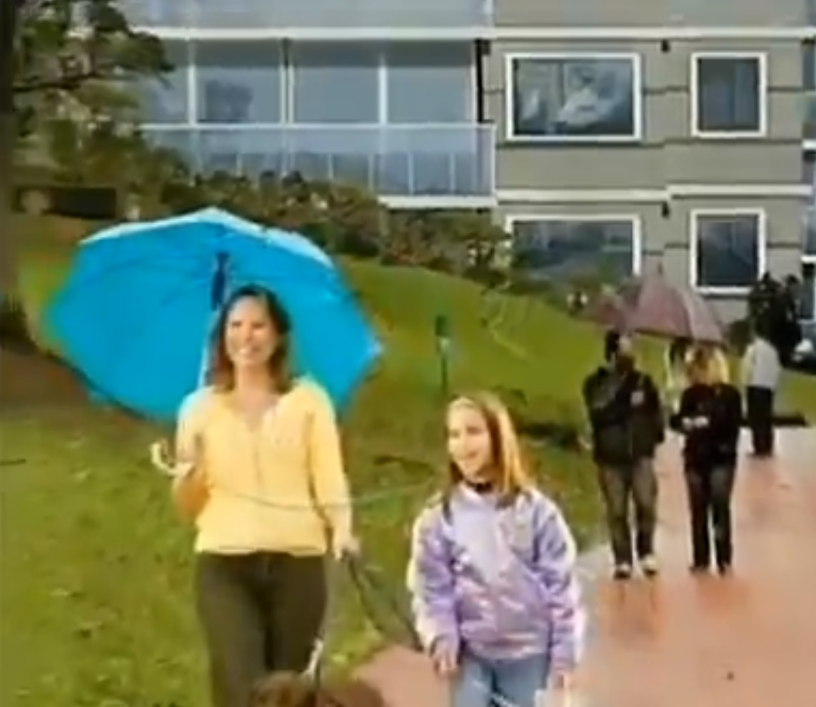 aneenha's tweet photo. @FilipeTois A criança caminhando na chuva.. Cadê o conselho tutelar? https://t.co/FQVutNn2fQ
