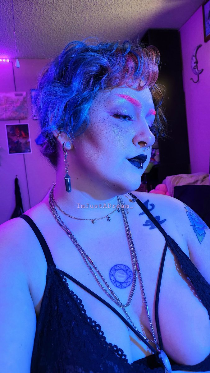 ImJustADream_'s tweet photo. Yknow. I use to always tell my mom, only mildly joking, that "I think I may just become a stripper/porn star when I'm older."
Well. Look where I'm at now mom 👏🏻👏🏻 sorry not sorry lol
#nsfw #nsfwtwt #ofmodel #thick #thickums #bbw #bigbeautifulwoman #softwoman #lgbt #linkinbio https://t.co/8pNzNbtf2M