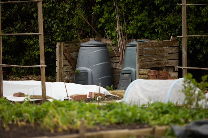 MyDoncaster's tweet image. This week is #InternationalCompostAwarenessWeek💚

Recycling your food &amp;amp; garden waste can create quality compost for your garden to plant &amp;amp; grow your own food.

🧵(1/2)