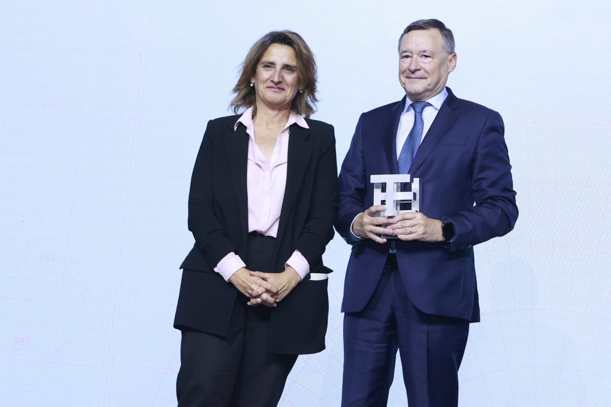 Agradecido a la #FundaciónCaminos del <a href="/Colegiocaminos/">Colegio de Ingenieros de Caminos</a> por este reconocimiento a mi trayectoria profesional. A los ingenieros de caminos, nos mueve nuestra vocación de servicio y, desde la cooperación, tenemos un papel relevante para afrontar retos como la escasez hídrica.