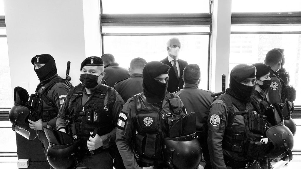 &gt;&gt; El Estado puede continuar persiguiendo a mi papá e intentar aplastar la libertad de prensa, pero lo que queda claro es que los periodistas de Guatemala continuarán denunciando la corrupción y que aún desde su pequeña celda, mi papá seguirá siendo un gigante de la libertad.