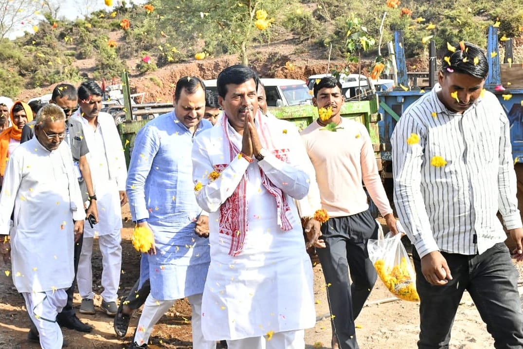 BharatBjp11's tweet photo. ग्वालियर ग्रामीण विधानसभा के ग्राम अरौरा पहुंचकर श्री गब्बर सिंह भगत जी द्वारा आयोजित श्रीमद् भागवत कथा ज्ञान यज्ञ सप्ताह में सम्मिलित हुआ और प. श्री सतीश व्यास शास्त्री जी महाराज का आशीर्वाद प्राप्त किया और उपस्थित सम्मानीय भक्तगणों को संबोधित भी किया। https://t.co/MgmtTd1AfH