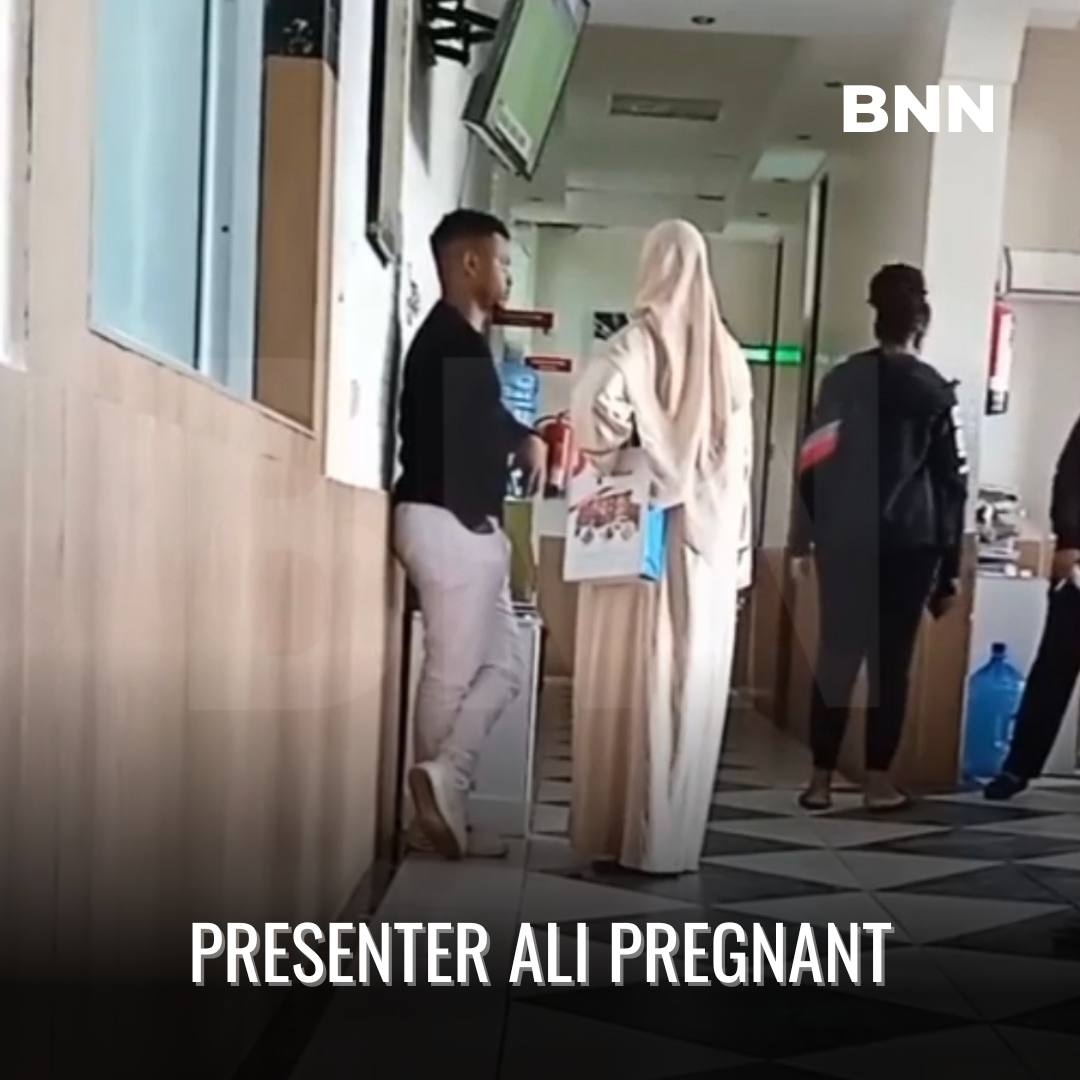 Youtuber Presenter Ali caught on video by #bnnpaparazzi at Komarock Modern Hospital with his pregnant wife. #presenterali #bnn #telegram
BNN PREMIUM - l8r.it/AnPA