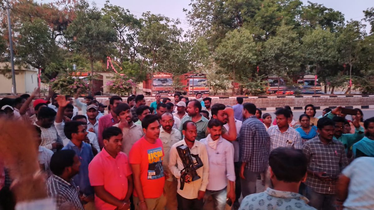 PeddapalliJPS's tweet photo. జూనియర్ పంచాయతీ కార్యదర్శి సోనీ గారికి అశ్రునివాళి💐 ఇప్పటికైనా ప్రభుత్వం వెంటనే పంచాయతీ కార్యదర్శులను రెగ్యులర్ చేసి ఈ ఉద్యోగ భద్రత లేని మరణాలను ఆపి వారి కుటుంబాలకు భద్రత కల్పించాలని కోరుతున్నాం &amp; ఉద్యోగంలో అమరులైన వారికి ఎక్స్గ్రేషియా మరియు ప్రభుత్వ ఉద్యోగం ఇవ్వాలని కోరుతున్నాం https://t.co/n5lHnDkRYj