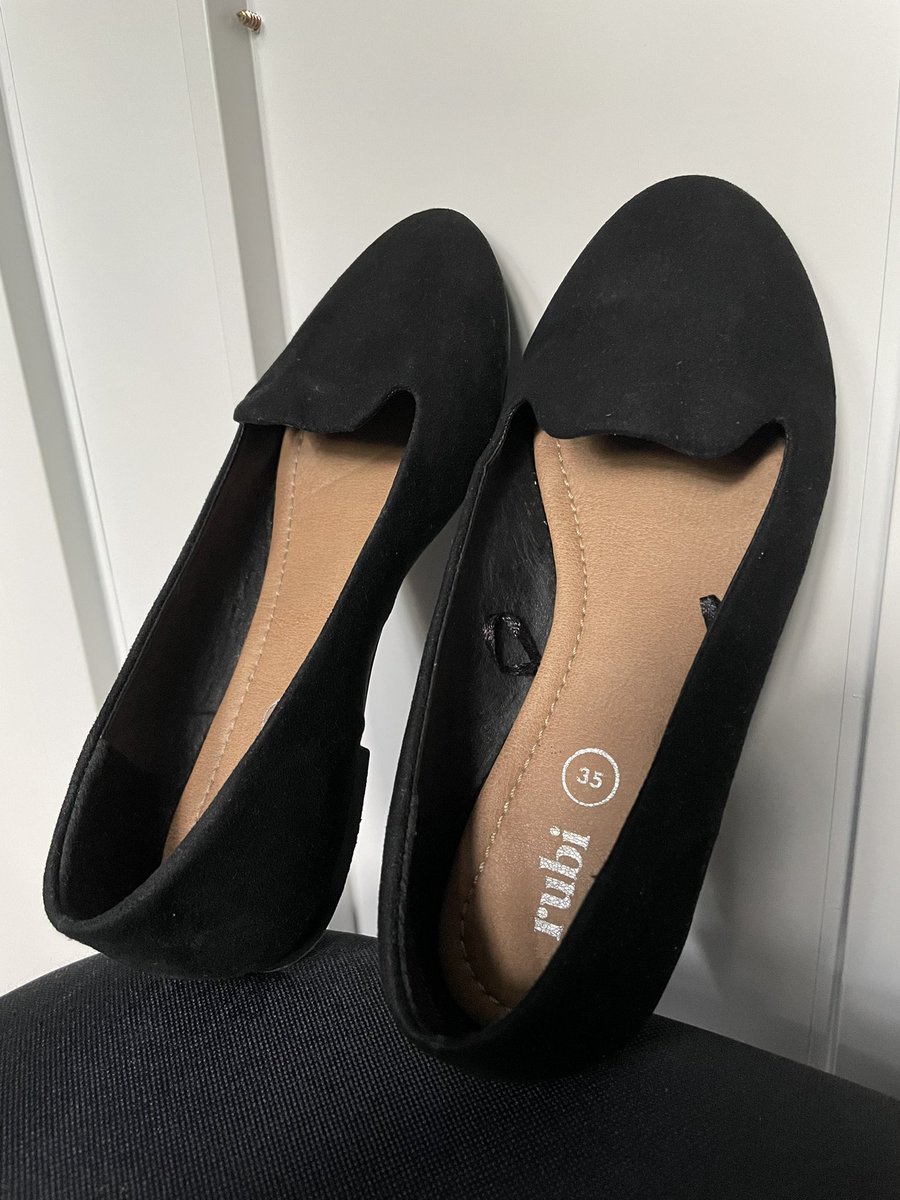 suchapizi's tweet photo. PRELOVEDD‼️‼️

flat shoes rubi
warna hitam
size 35 (23cm)
baru 1 kali pakee 🥹💘
masih bagus like new asli ga boong

💸 IDR. 160k aja nego 

#preloved #prelovedsmg #prelovedsemarang #prelovedflatshoes #prelovedundip #prelovedunnes #prelovedmurah https://t.co/EWYvc7NrHq