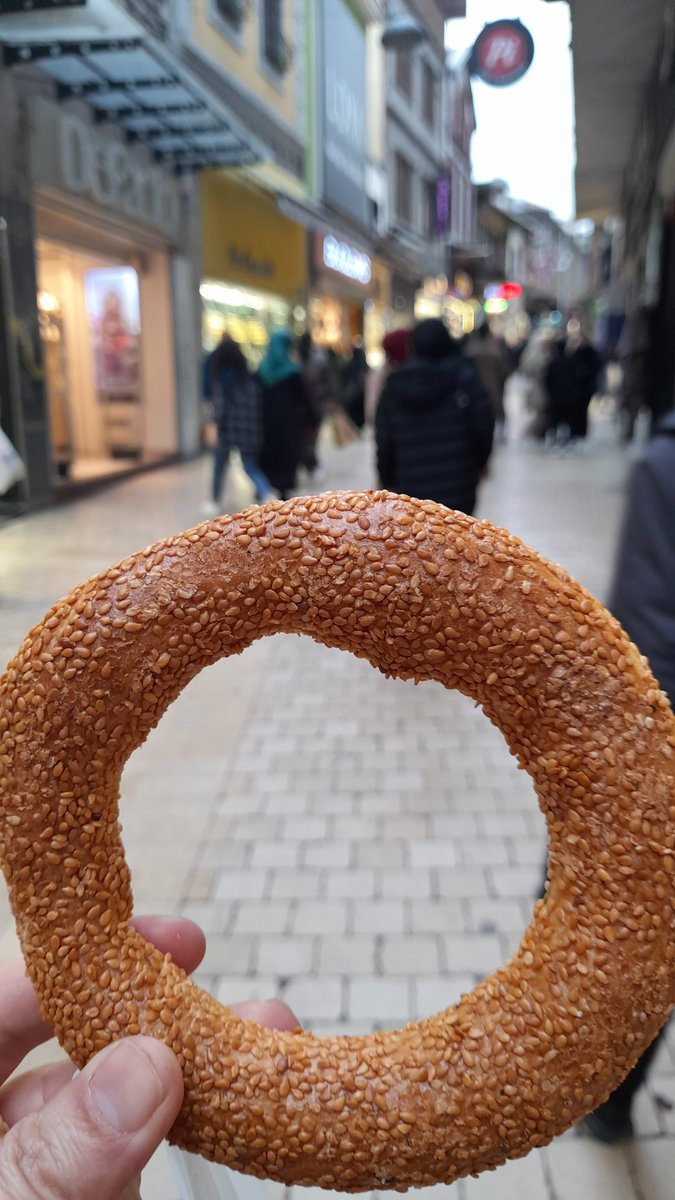 lazgizi's tweet photo. Trabzon'da simit 4.5 lira.😳 Konya'da en son 7 lira olmuştu. Trabzon simidi candır. Ayrıca, görmedin ben senden daha güzel.🥰
#Trabzon #simit #trabzonsimidi https://t.co/6LKh2fJCN9