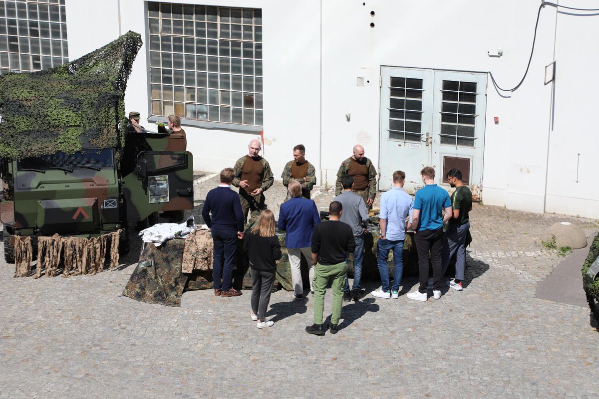 CIHBw's tweet image. Insgesamt 18 Startups haben sich unserer #DOLOSChallenge gestellt. Gemeinsam haben wir nach neuen Lösungen der #KI-generierten Aufklärung für die Bundeswehr gesucht. #Tarnen &amp;amp; #Täuschen