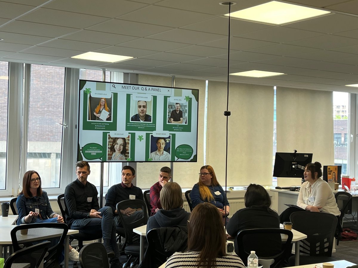 Fantastic panel discussion and reflections on postgrad employability with <a href="/ElseyVicki/">Vicki Elsey</a> <a href="/PhillBell_Phys/">Phill Bell</a> @Richard_D_Brown <a href="/DrSDunne/">Stephen Dunne</a> <a href="/ConnorLeslie91/">Connor Leslie</a>, expertly chaired by <a href="/EmployablePhDer/">Wika</a> #PGREmployability