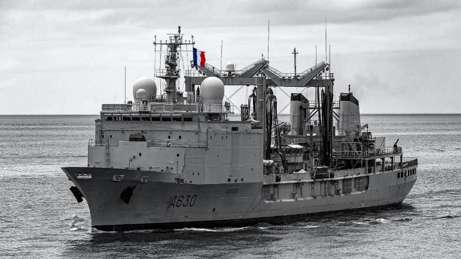 MarineNationale's tweet photo. Le 11/05, le bâtiment de commandement et de ravitaillement (BCR) Marne a effectué son 2624ème et dernier RAM au profit de la FREMM-DA Alsace. Plus de 740 000 nautiques et 37 tours du monde 🌍 auront marqué les 36 années de sa riche carrière opérationnelle ! ⚓️ https://t.co/sNkXofFSmZ