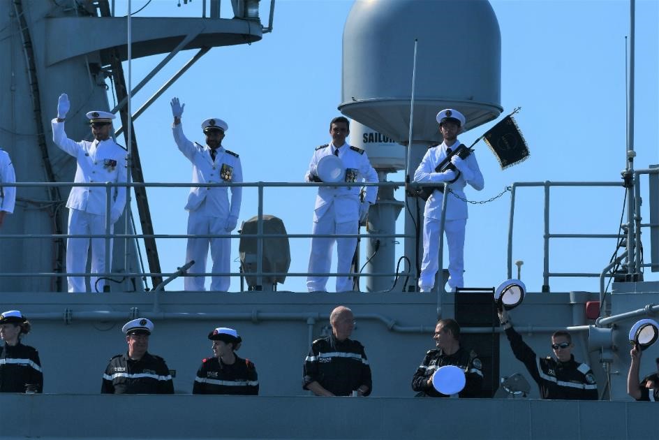 MarineNationale's tweet photo. Le 11/05, le bâtiment de commandement et de ravitaillement (BCR) Marne a effectué son 2624ème et dernier RAM au profit de la FREMM-DA Alsace. Plus de 740 000 nautiques et 37 tours du monde 🌍 auront marqué les 36 années de sa riche carrière opérationnelle ! ⚓️ https://t.co/sNkXofFSmZ