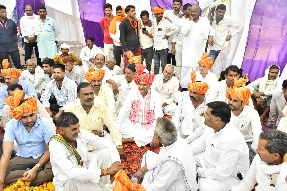 BharatBjp11's tweet photo. ग्वालियर ग्रामीण विधानसभा के ग्राम अरौरा पहुंचकर श्री गब्बर सिंह भगत जी द्वारा आयोजित श्रीमद् भागवत कथा ज्ञान यज्ञ सप्ताह में सम्मिलित हुआ और प. श्री सतीश व्यास शास्त्री जी महाराज का आशीर्वाद प्राप्त किया और उपस्थित सम्मानीय भक्तगणों को संबोधित भी किया। https://t.co/MgmtTd1AfH