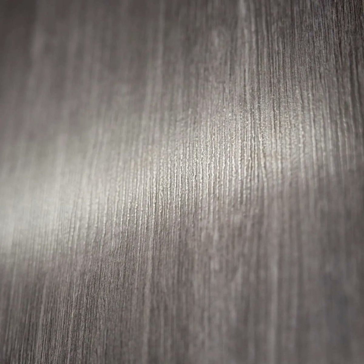 Laminat med 3D struktur av treverk over print av HEXPerience Lagos. #hexisgraphics #interior #strukturfolie #interiorfilm #interiordesign #customwall #interiordecor #homedecor #homeinterior #officeinterior #oppussing #decorativefilm #vinylwrap  buff.ly/3M680Nc