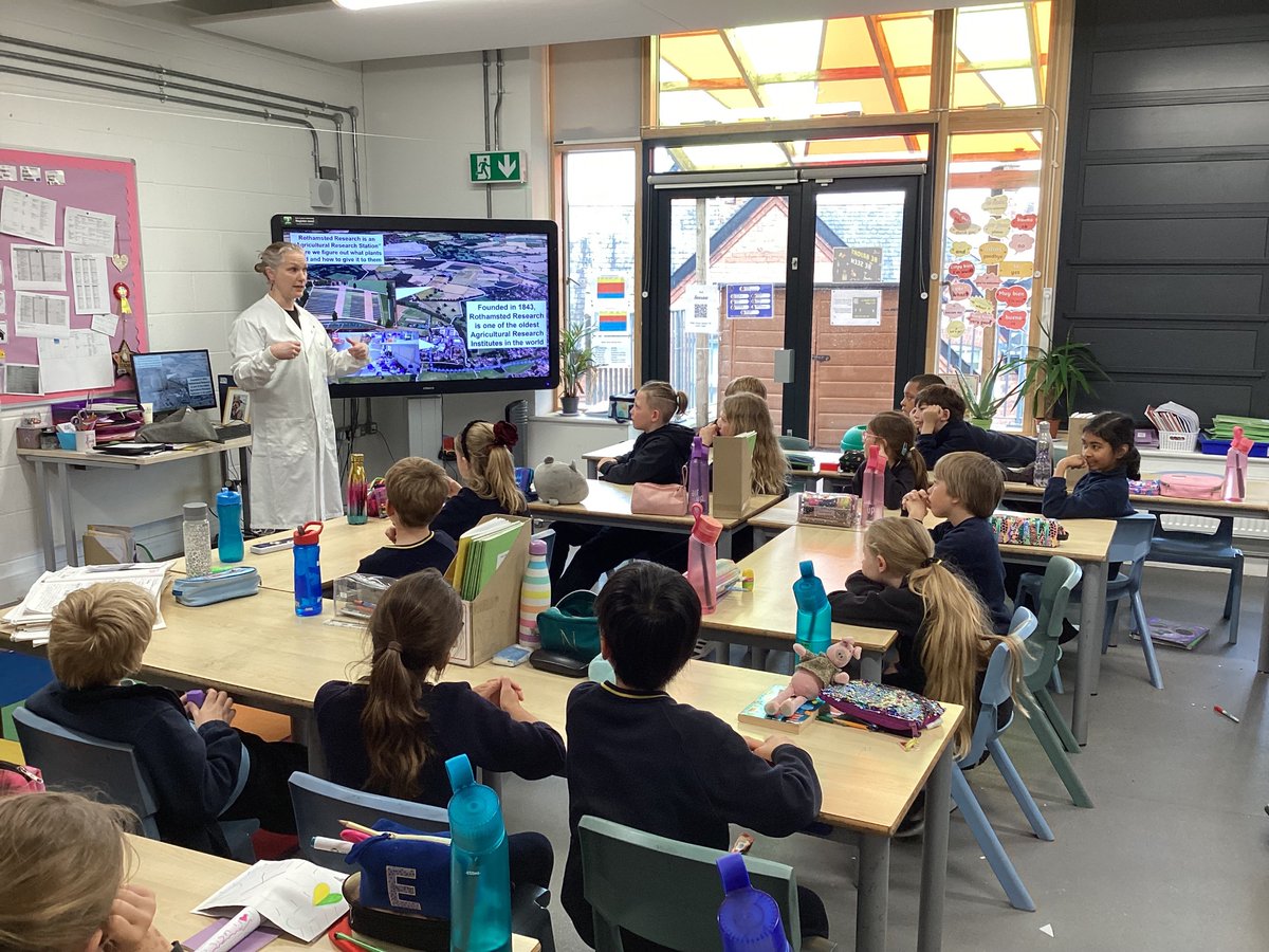 HarpAcademy1's tweet image. Year 3 have enjoyed a visit from Dr McGregor from Rothamstead Research Centre linked to our science units on plants. #welovescience #workingwiththecommunity