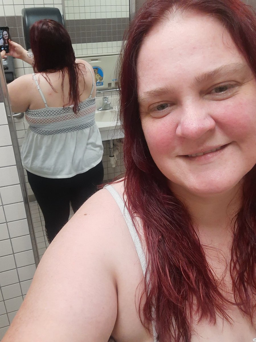 PrincessRedLive's tweet photo. Thursday morning photo bomb #thursdaymorning https://t.co/xhR5r5XSl1