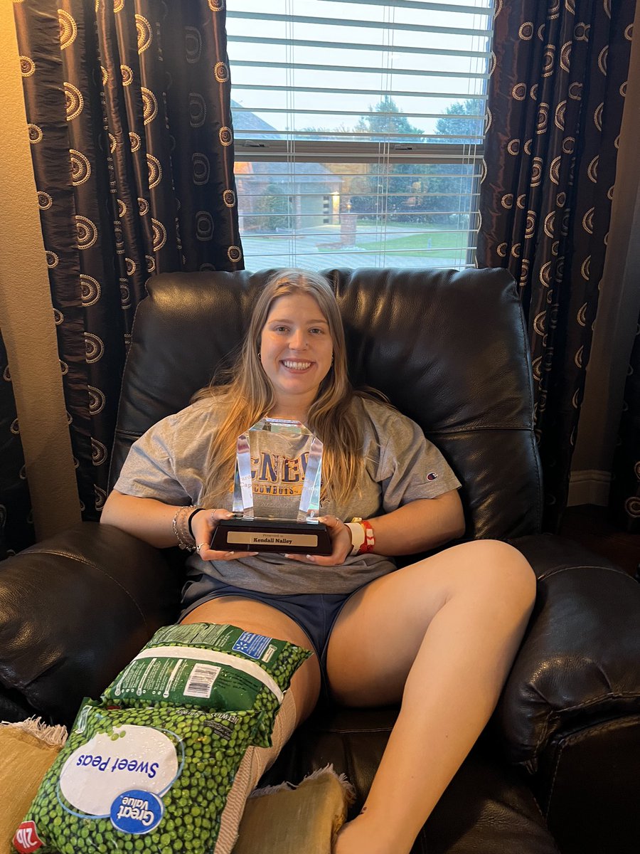 AHMOSportsMed's tweet photo. Our very own @kendall54234585 received the prestigious Captain’s Choice Award during the senior award ceremony last night. Unfortunately, she was unable to be there, since she was at home recovering from surgery. Congrats on your very well deserved award, Kendall!! https://t.co/DiVvS8IWlI