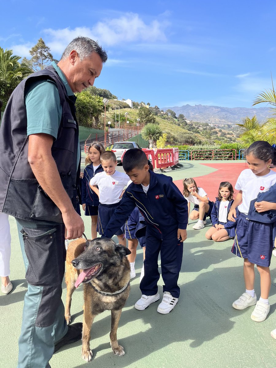 Atlantic_School's tweet photo. Hoy hemos tenido la visita de la @GC_LasPalmas con una exhibición de medios y demostración de procedimientos de sus diferentes unidades. Un día que los alumnos de Educación Primaria de @Atlantic_School tardarán en olvidar. ¡Muchas gracias @GC_LasPalmas! #062♥️🚔 https://t.co/pepBkT6rSf