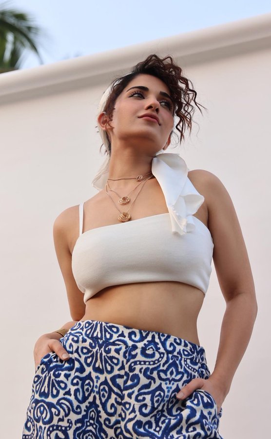 Fv7tYAwWIAI9NHq?format=jpg&name=900x900