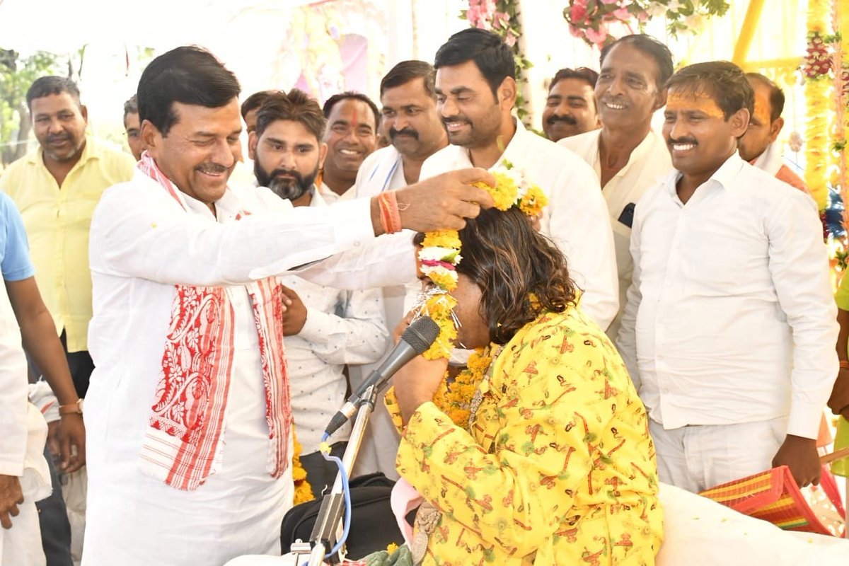 BharatBjp11's tweet photo. भिंड जिले के ग्राम गुहिसर पहुंचकर आयोजित श्रीमद् भागवत कथा ज्ञान यज्ञ में शामिल होकर धर्मलाभ अर्जित किया और गद्दीपीठ महाराज का आशीर्वाद भी प्राप्त किया। https://t.co/morMv7MEfZ