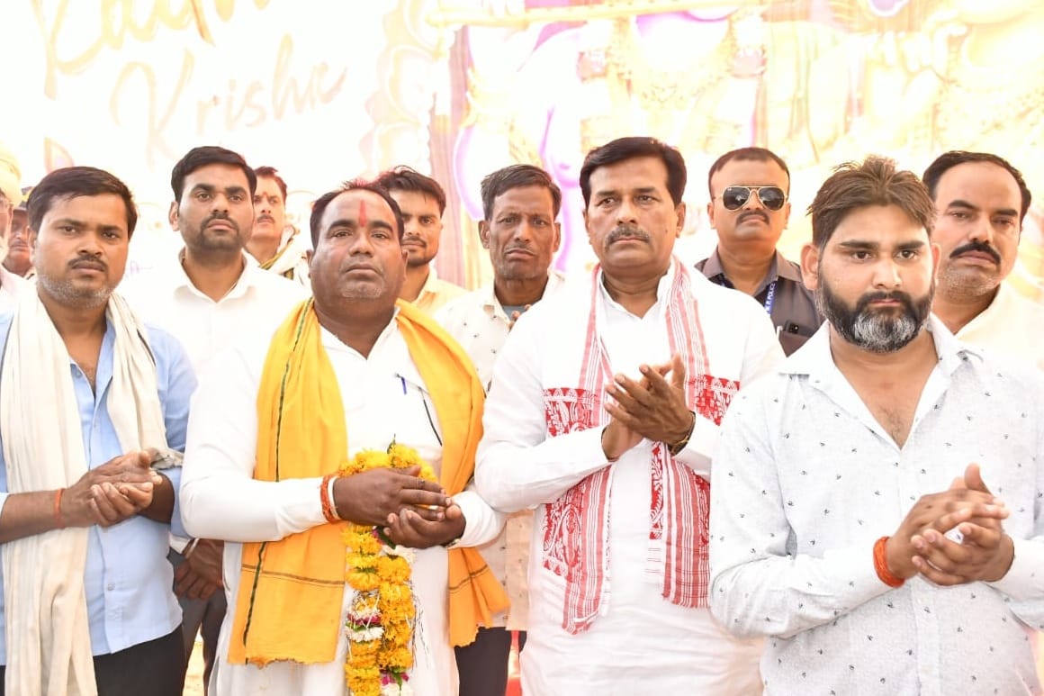 BharatBjp11's tweet photo. भिंड जिले के ग्राम गुहिसर पहुंचकर आयोजित श्रीमद् भागवत कथा ज्ञान यज्ञ में शामिल होकर धर्मलाभ अर्जित किया और गद्दीपीठ महाराज का आशीर्वाद भी प्राप्त किया। https://t.co/morMv7MEfZ