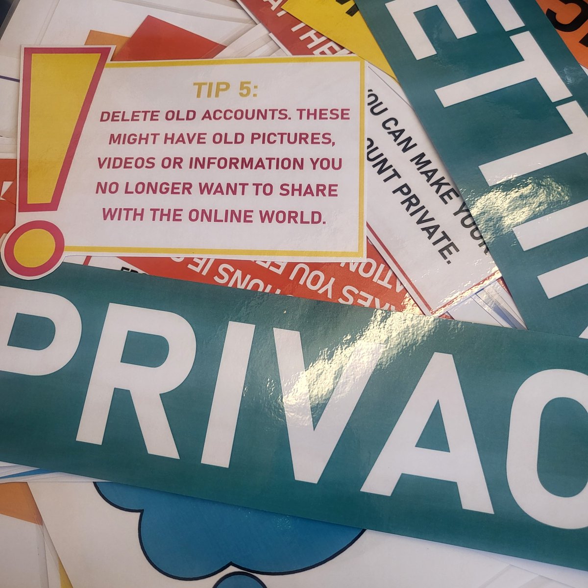 E-Safety Display Board info, designed, laminated and chopping in process! ✨️✂️

#didplayboard #ContentCreator #content #designer #photoshop