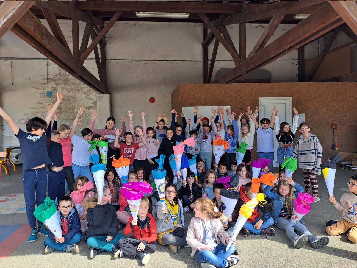 Les cm1 cm2 ont offert leurs schultüte à la classe de cp ce1. Ils ont pu parler aux plus jeunes de ce qu ils ont appris depuis le début d année,  les couleurs, où on habite, le vocabulaire de Pâques...<a href="/Forveil21/">Magali Forveil</a> <a href="/55_verdun/">IEN VERDUN 55</a>